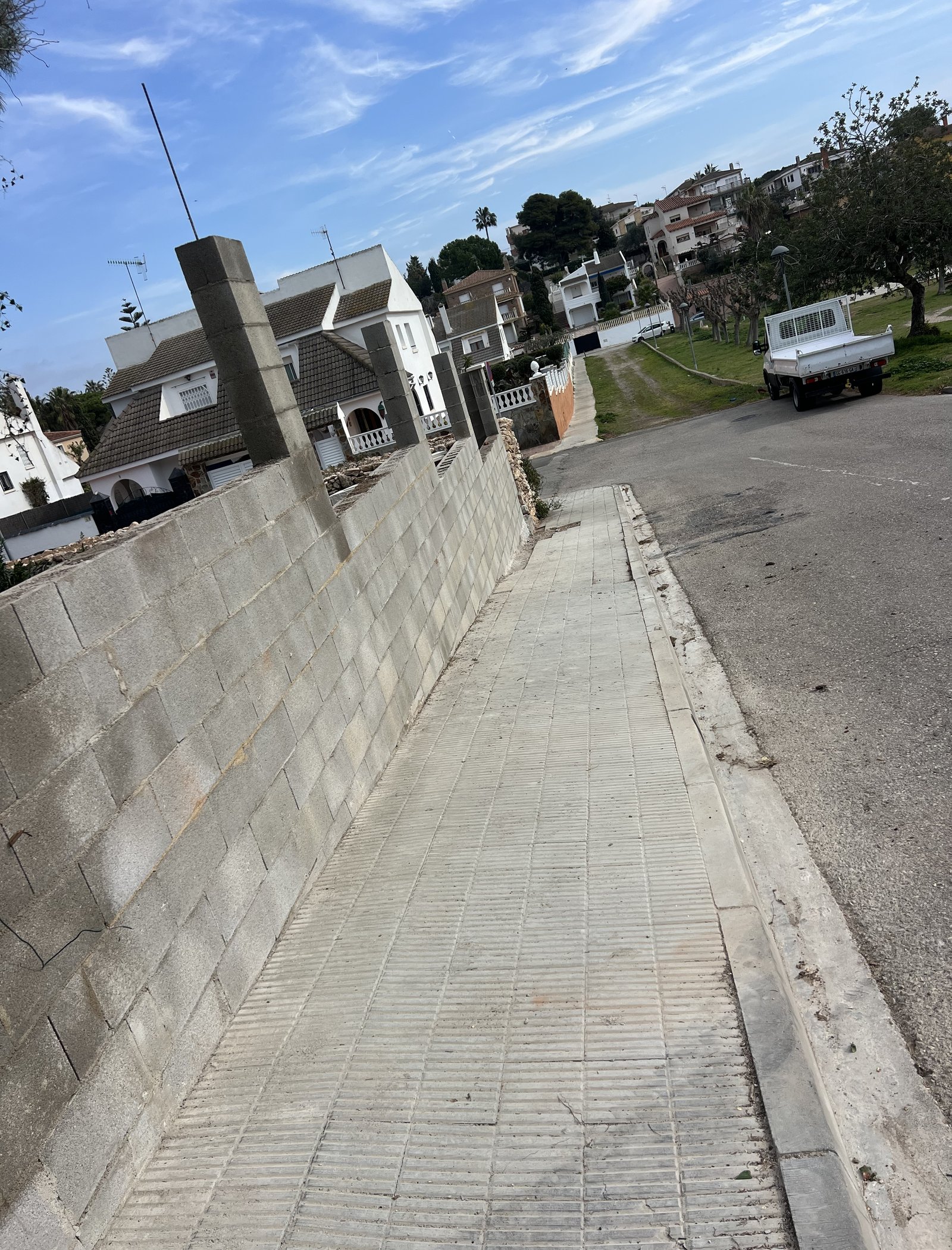 reforma de muro perimetral y colocación de valla metálica en cunit 10