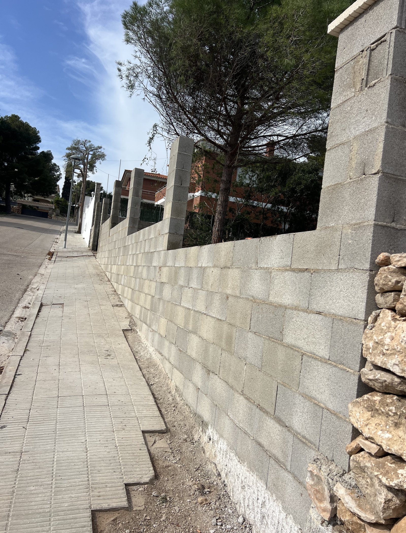 reforma de muro perimetral y colocación de valla metálica en cunit 11