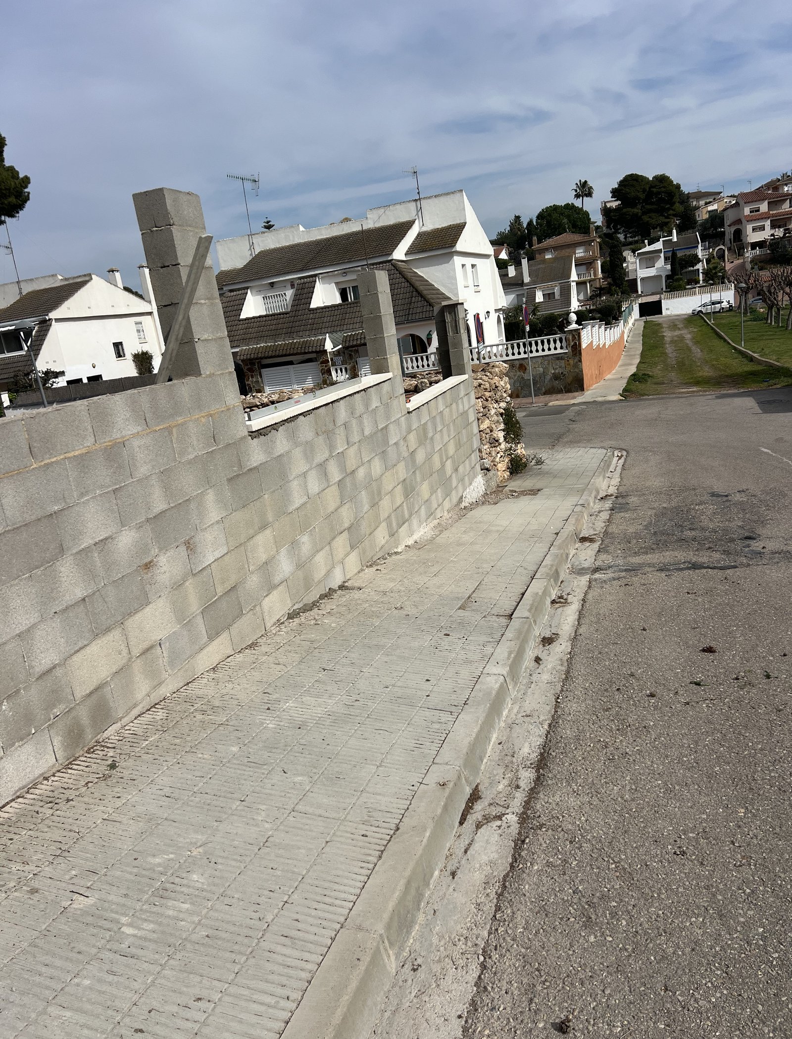 reforma de muro perimetral y colocación de valla metálica en cunit 12