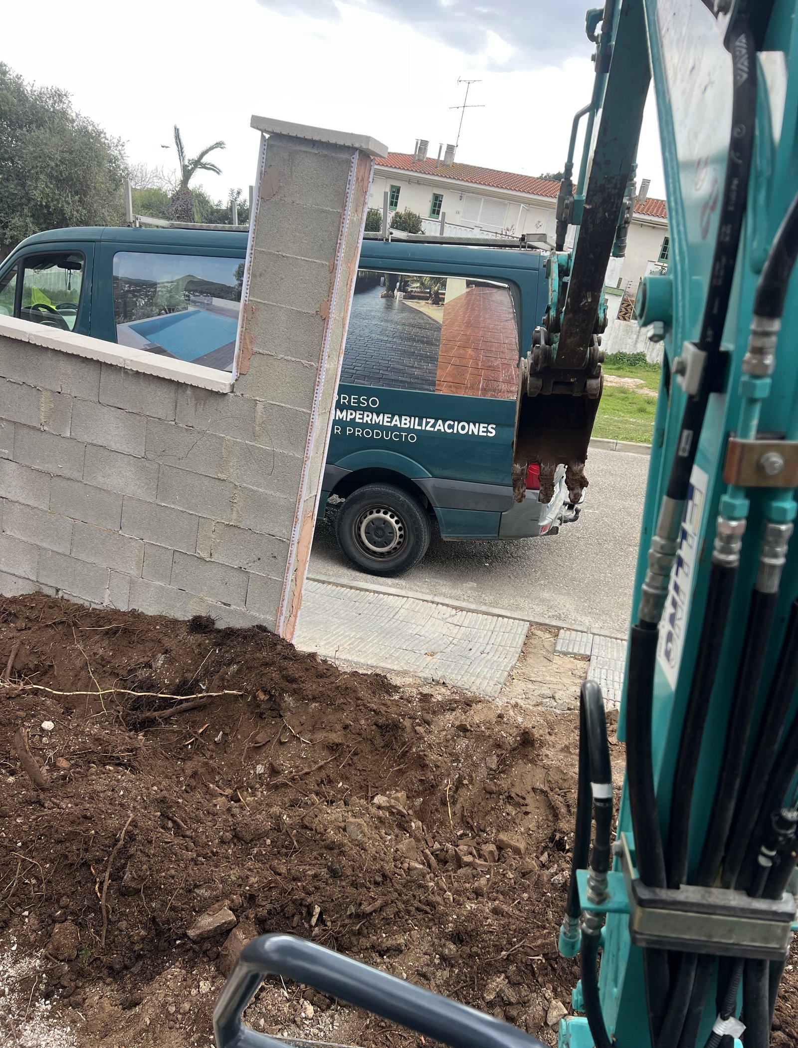 reforma de muro perimetral y colocación de valla metálica en cunit 14