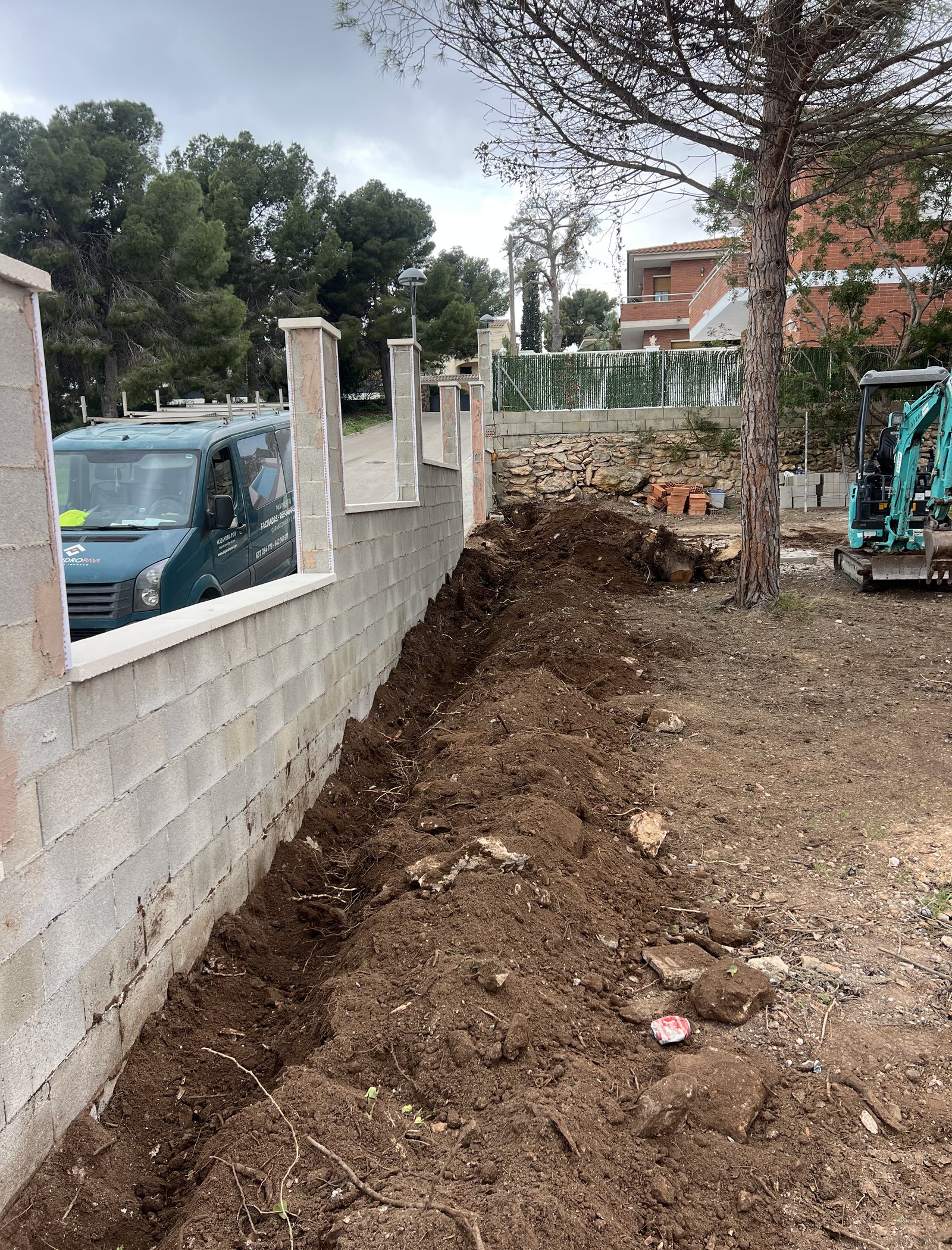 reforma de muro perimetral y colocación de valla metálica en cunit 16
