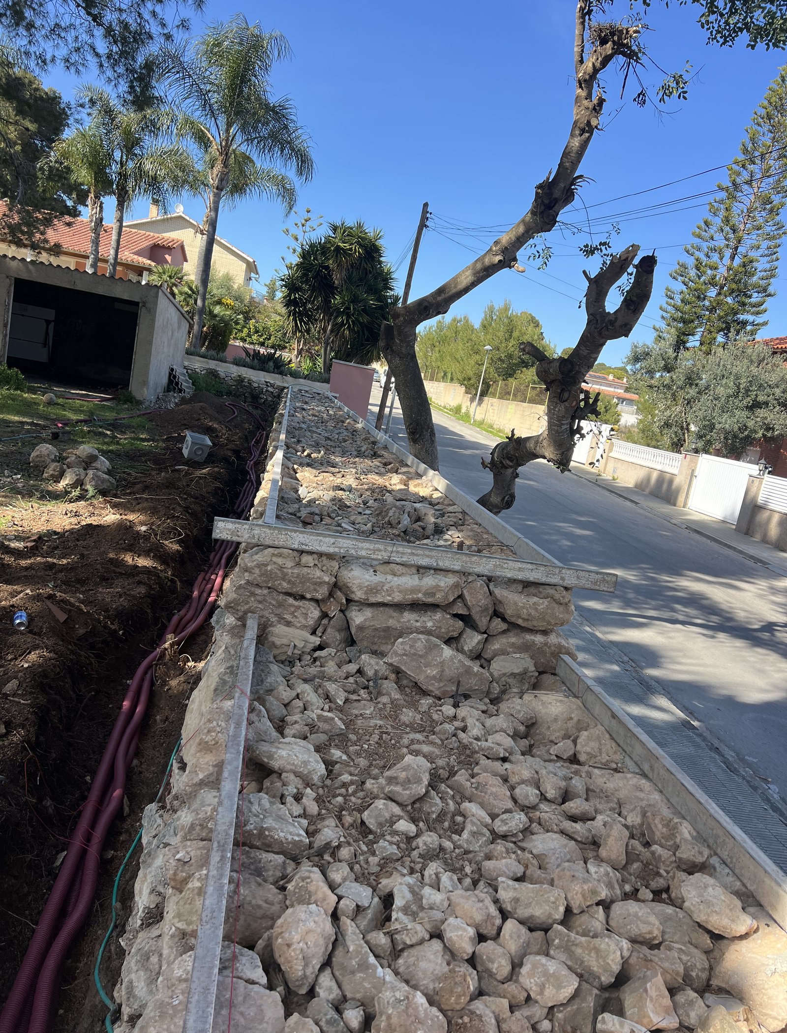 reforma de muro perimetral y colocación de valla metálica en cunit 17