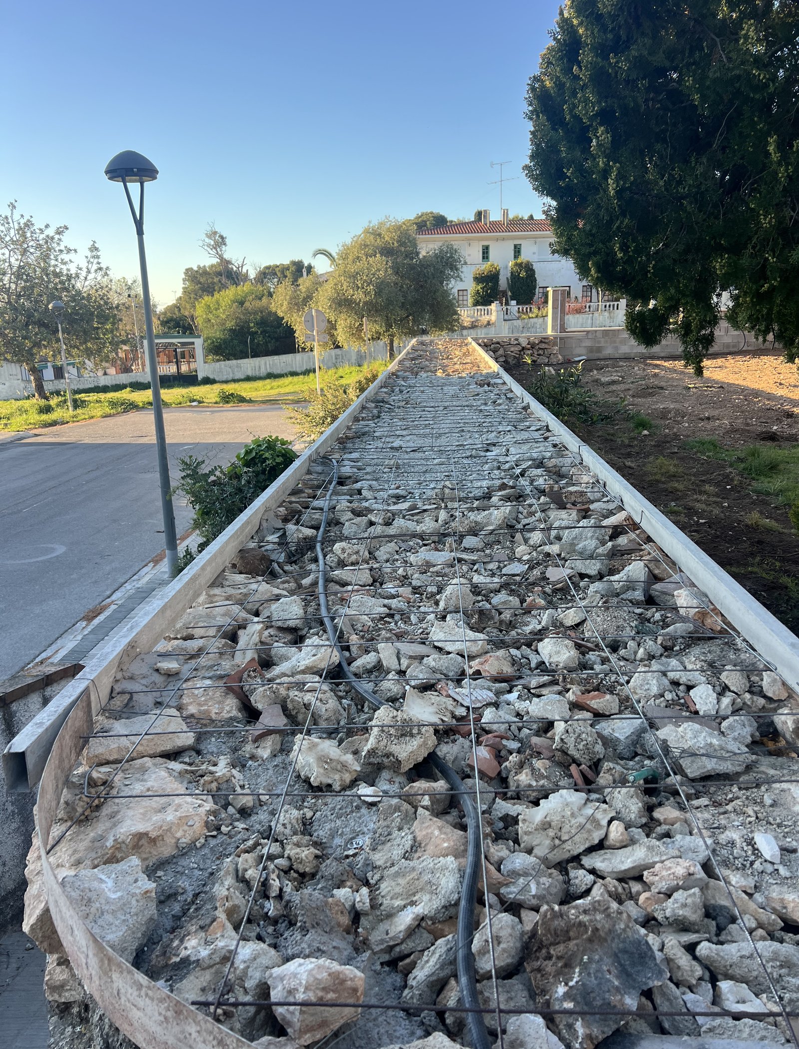 reforma de muro perimetral y colocación de valla metálica en cunit 18