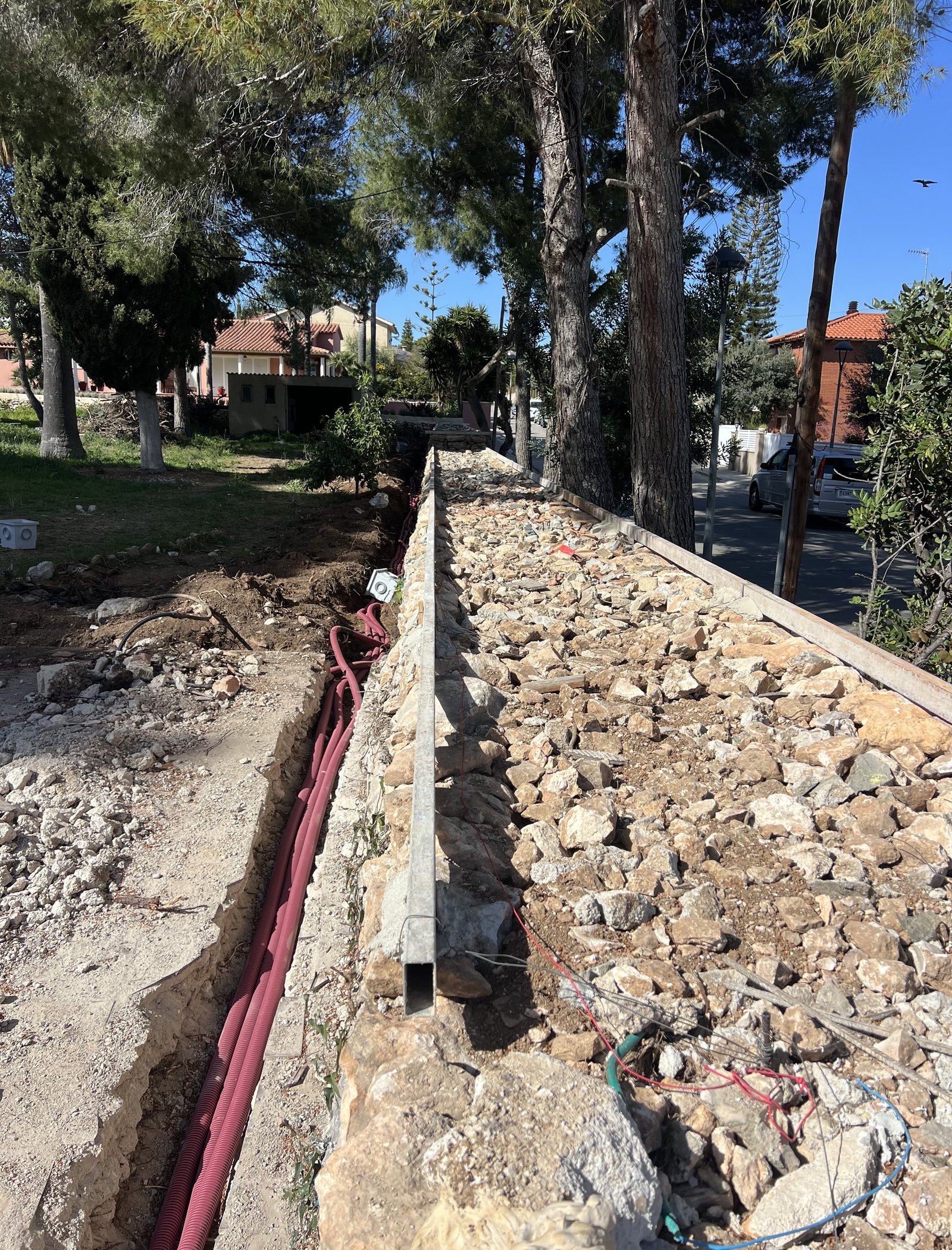 reforma de muro perimetral y colocación de valla metálica en cunit 19