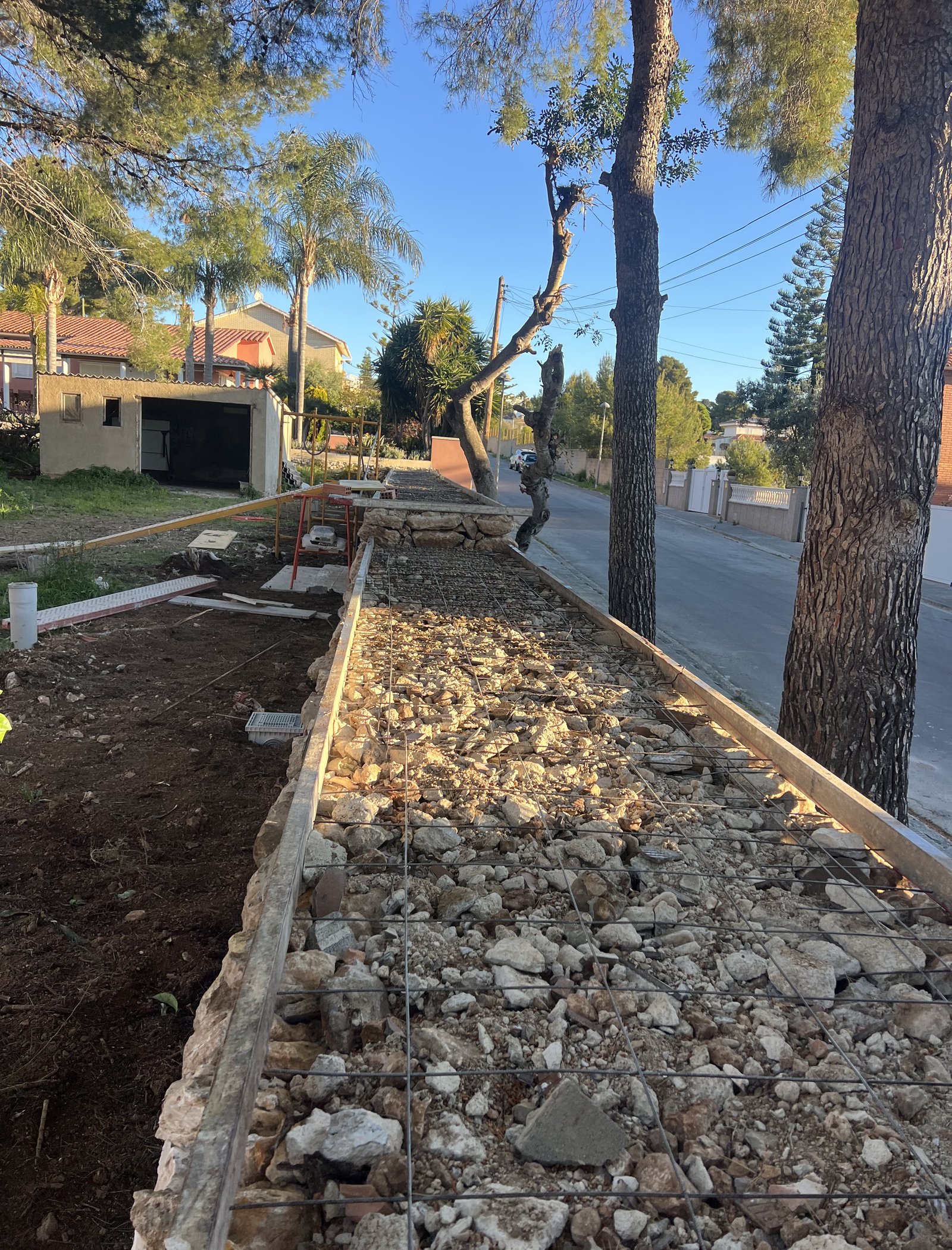 reforma de muro perimetral y colocación de valla metálica en cunit 20