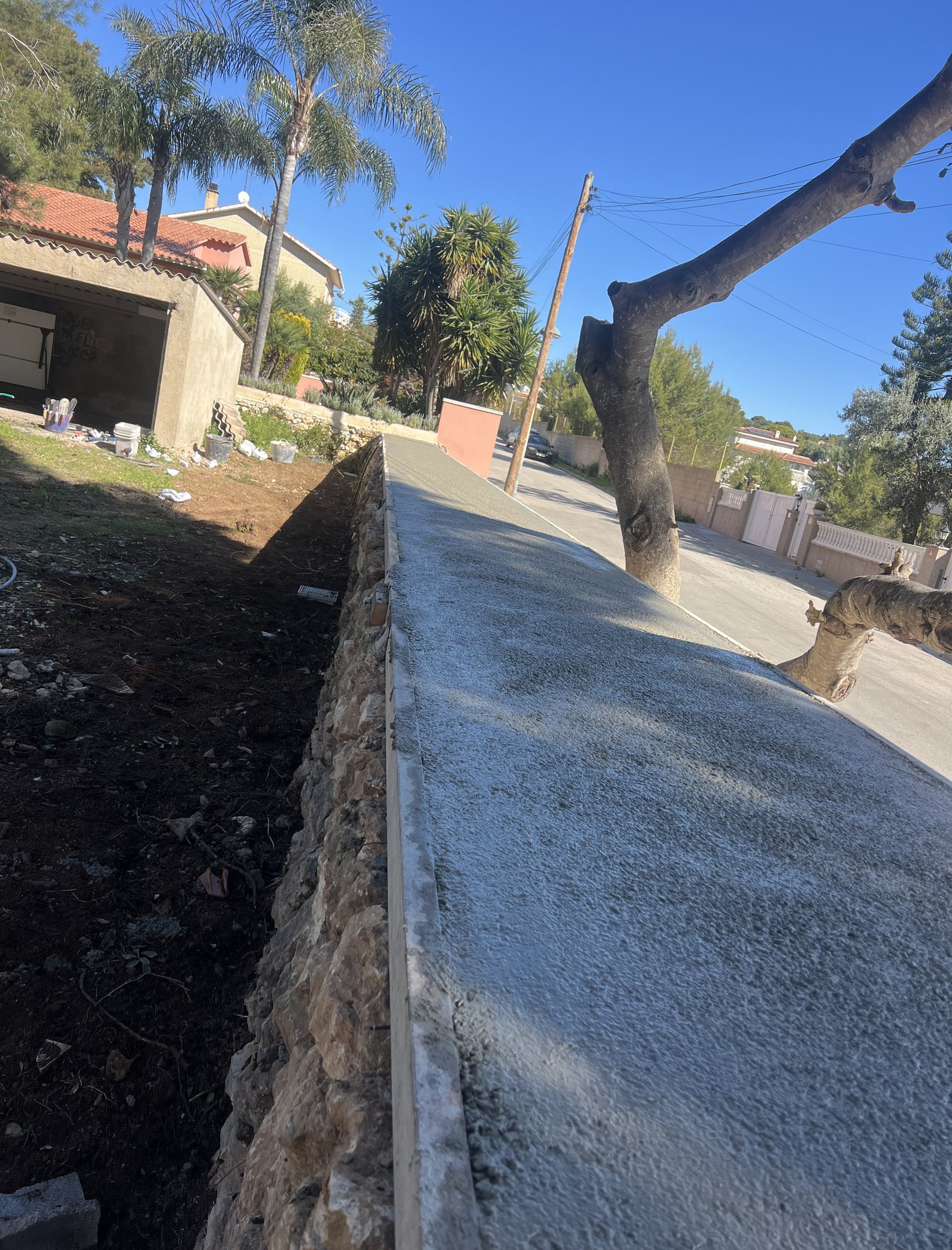 reforma de muro perimetral y colocación de valla metálica en cunit 21
