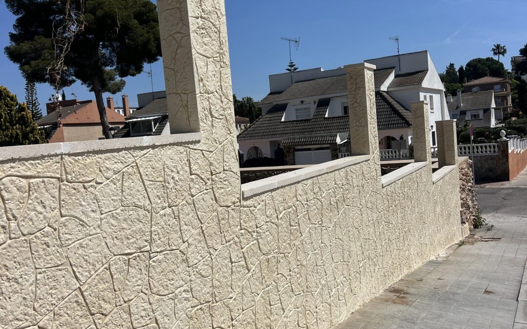 Renovation of perimeter wall and placement of metal fence in Cunit