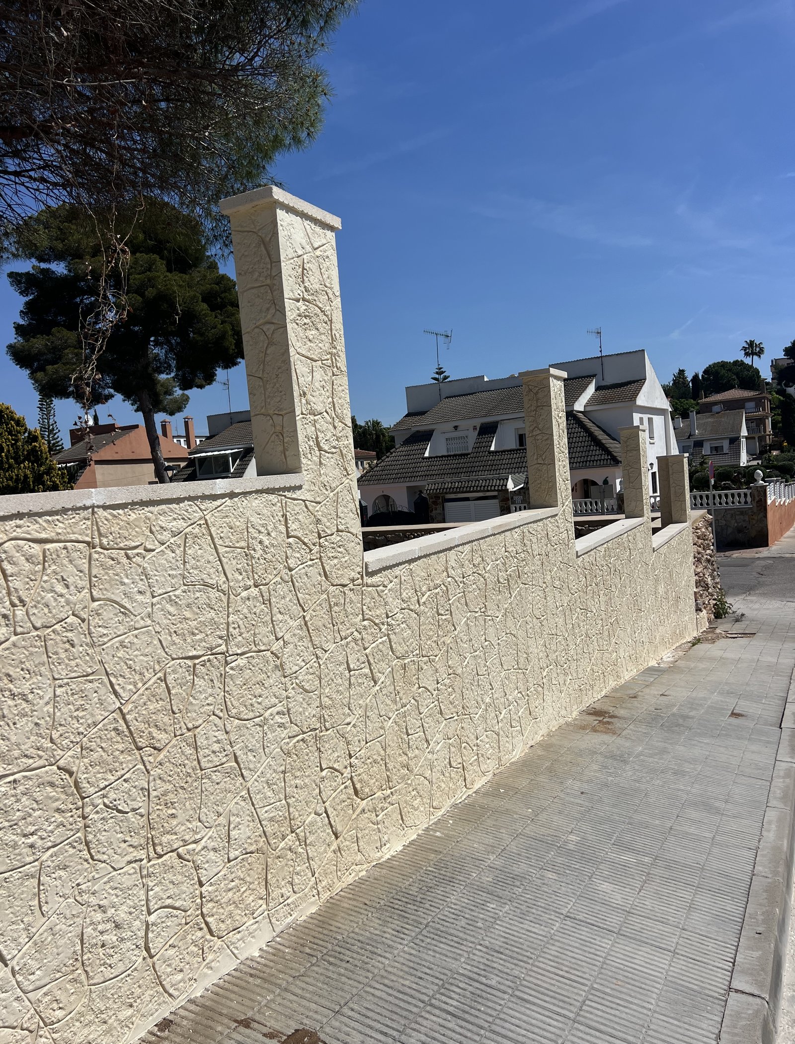reforma de muro perimetral y colocación de valla metálica en cunit 23