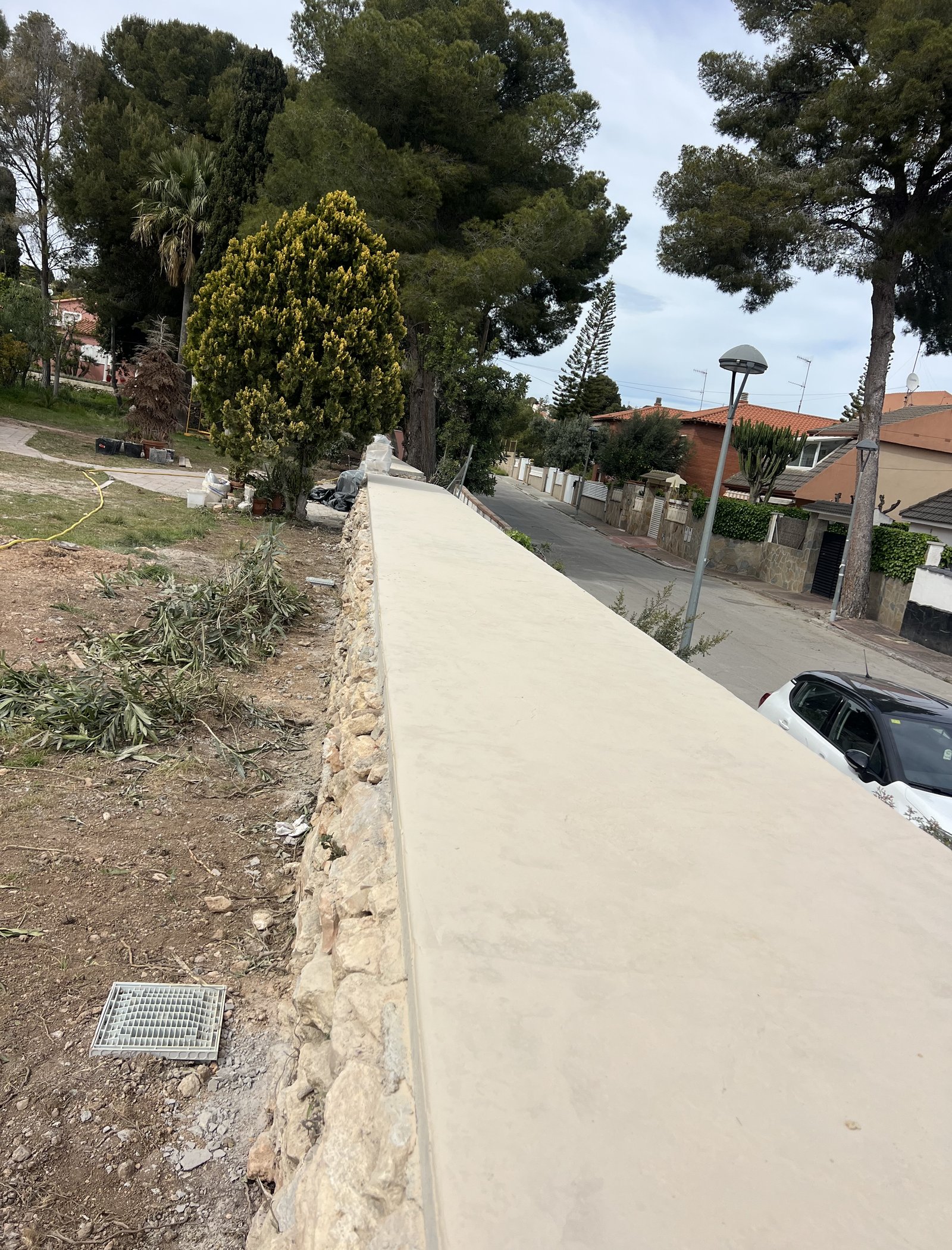 reforma de muro perimetral y colocación de valla metálica en cunit 26