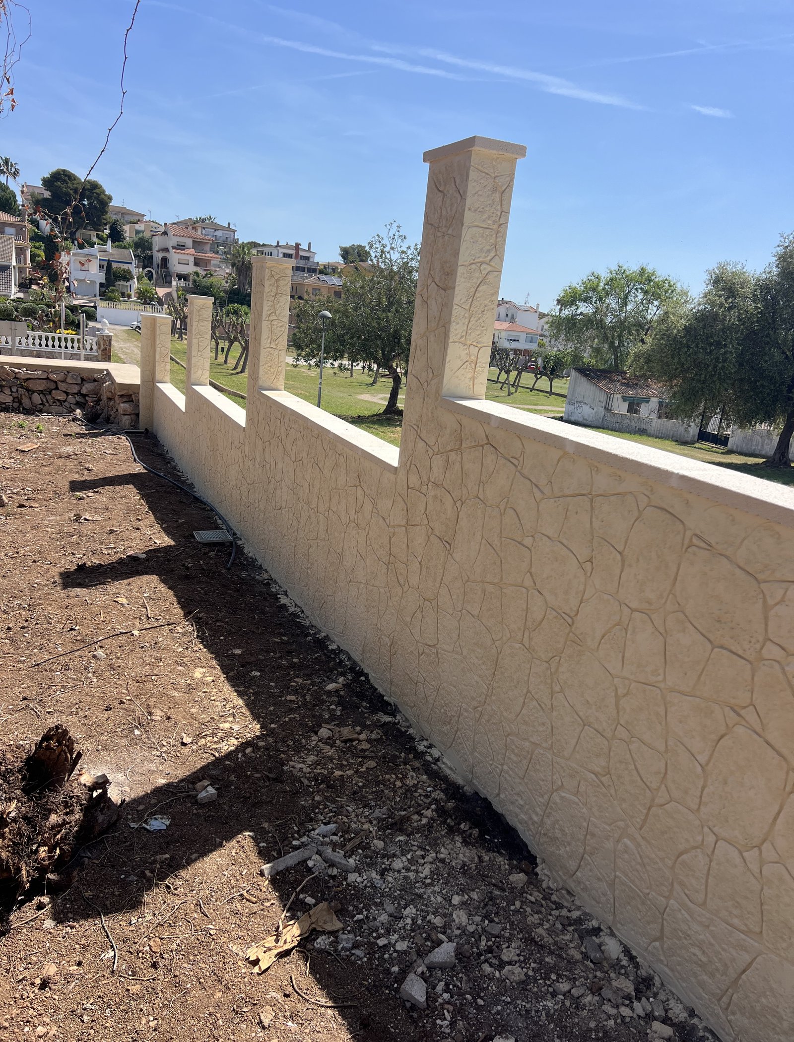 reforma de muro perimetral y colocación de valla metálica en cunit 27
