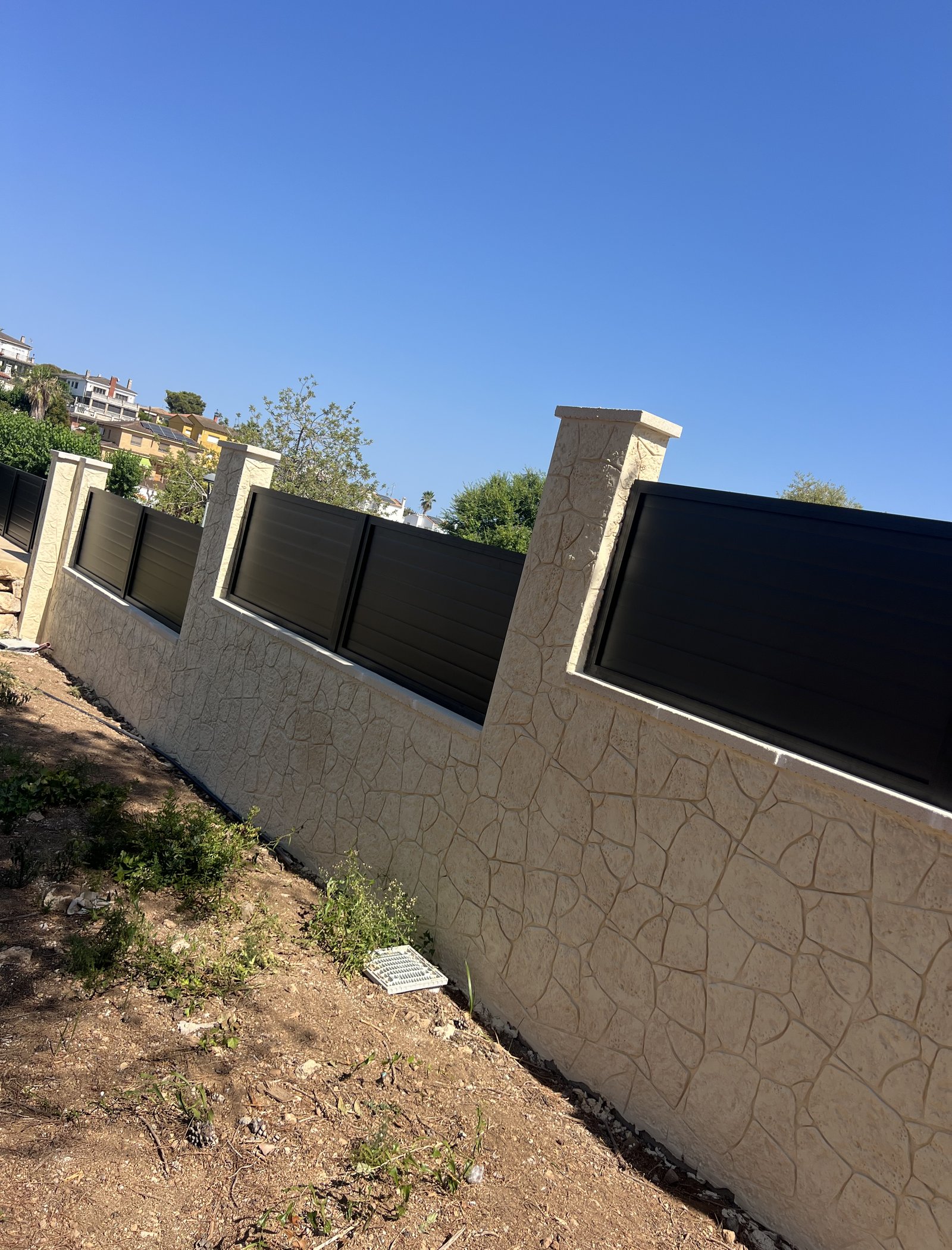 reforma de muro perimetral y colocación de valla metálica en cunit 31