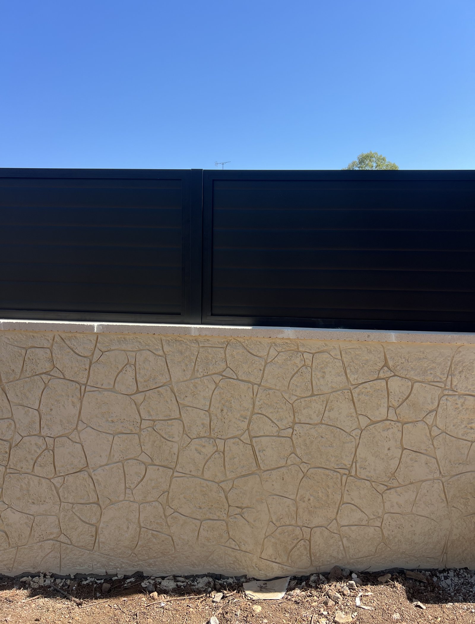 reforma de muro perimetral y colocación de valla metálica en cunit 32