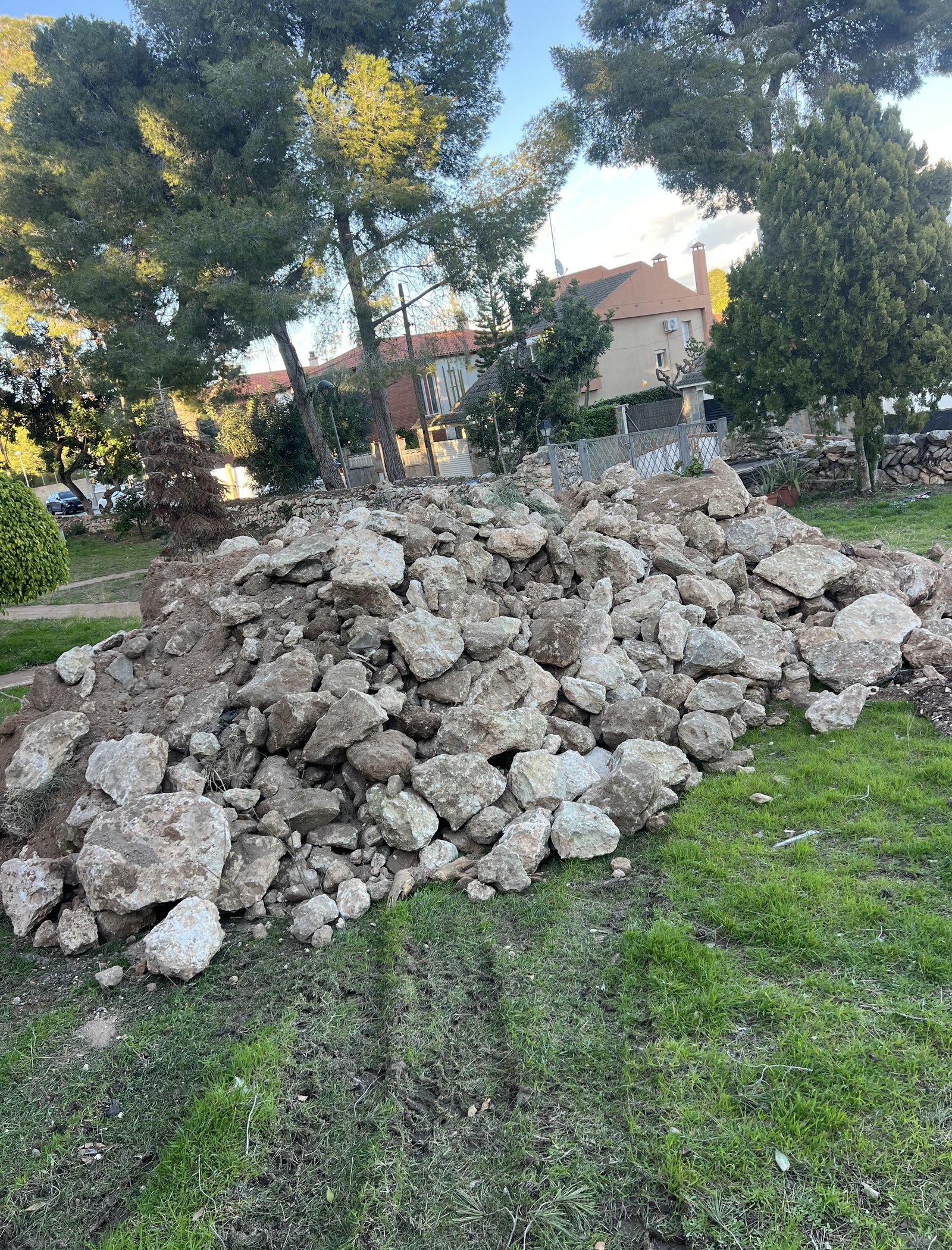 reforma de muro perimetral y colocación de valla metálica en cunit 5