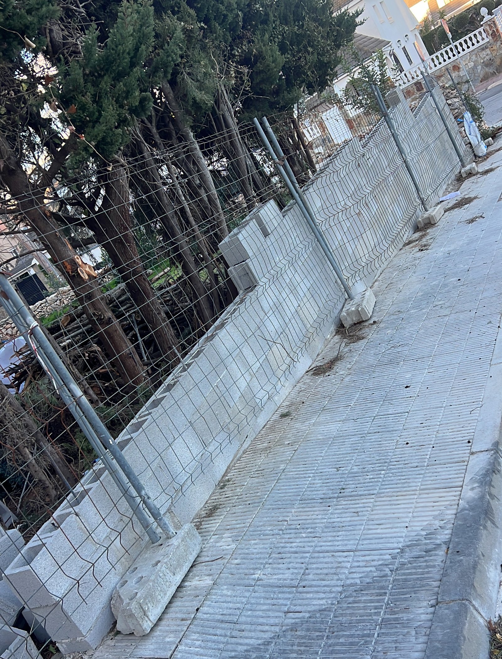 reforma de muro perimetral y colocación de valla metálica en cunit 8